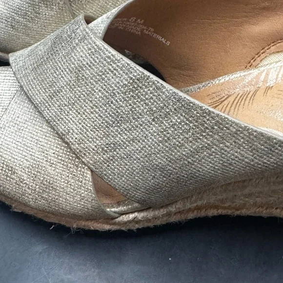 Andrew Geller Gold Fabric Open Toe Slip On 3” Wedge Heel Sandal Women’s Size 8 - Picture 6 of 16